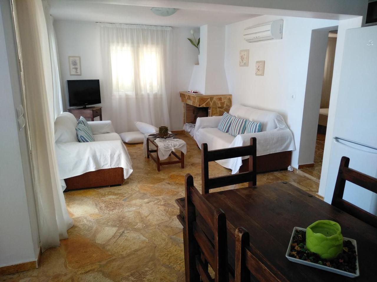 Apartment With Private Pool Kiáton Dış mekan fotoğraf