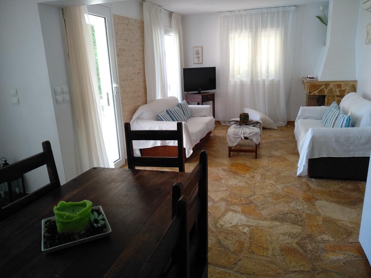 Apartment With Private Pool Kiáton Dış mekan fotoğraf